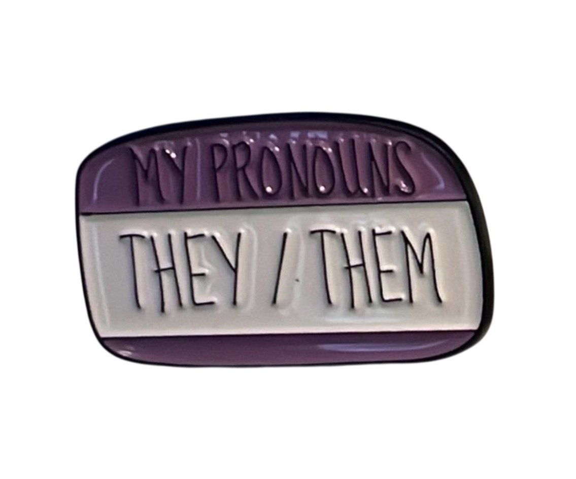 Pines y botones LHBTQIA+ TransUndeez, Pines y botones Pride, Pines accesorios LHBTQ, Pines insignia LGBTQ+, Pines con bandera Pride, Pines de pronombres (ella/they, etc.), Insignias de arcoíris, Pines y botones inclusivos, Accesorios inclusivos de género, Colección de pines queer, Pin “she/they”, Pin orgullo trans, Pin arcoíris bisexual, Insignia orgullo pansexual, Pin icono asexual, Pines ally / queer all year, Mini pines bandera LHBTQ, Pines de inclusividad para ropa, Pines Pride con mensaje