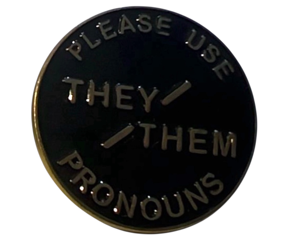 Pines y botones LHBTQIA+ TransUndeez, Pines y botones Pride, Pines accesorios LHBTQ, Pines insignia LGBTQ+, Pines con bandera Pride, Pines de pronombres (ella/they, etc.), Insignias de arcoíris, Pines y botones inclusivos, Accesorios inclusivos de género, Colección de pines queer, Pin “she/they”, Pin orgullo trans, Pin arcoíris bisexual, Insignia orgullo pansexual, Pin icono asexual, Pines ally / queer all year, Mini pines bandera LHBTQ, Pines de inclusividad para ropa, Pines Pride con mensaje